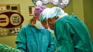 La desfigurada Deborah, mientras le cosían, preguntó: “¿No me moriré, verdad?”